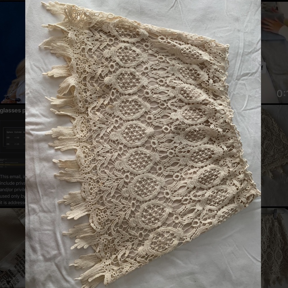Off white lace mini skirt w/ elastic waist. - Picture 4 of 6